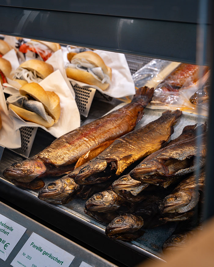 Geräucherte Fische in der Theke ausgelegt